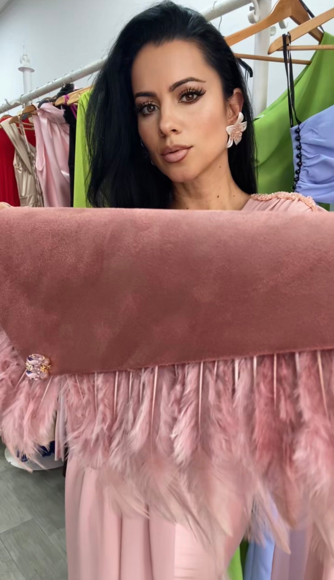 CARTERA PLUMAS ROSA MAQUILLAJE